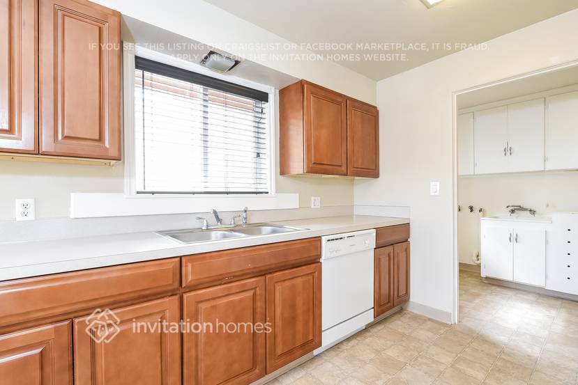 Building Photo - 1706 3rd Ave NW