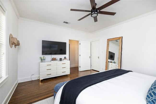 Building Photo - 386 Main St