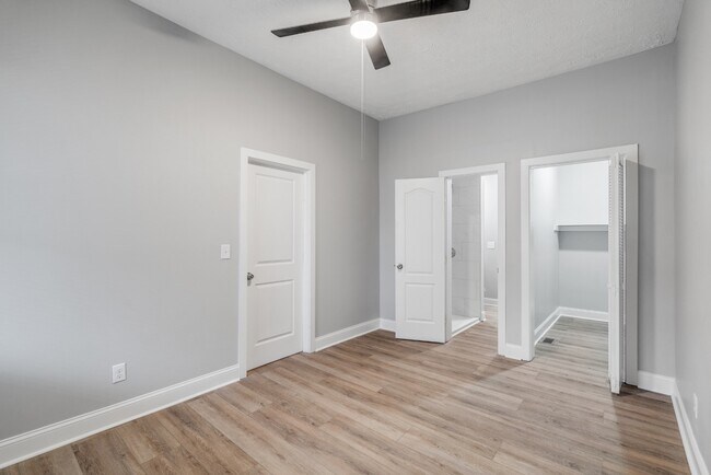 Building Photo - 2224 N Kenwood Ave
