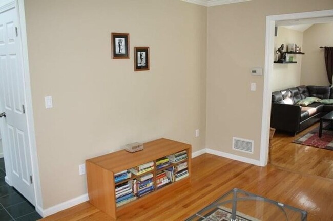 Building Photo - 3 Bedroom Single Family Home with Central A/C