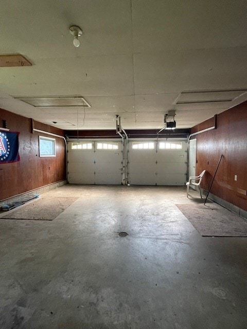2 car heated garage - 1409 N Woodburn Ave