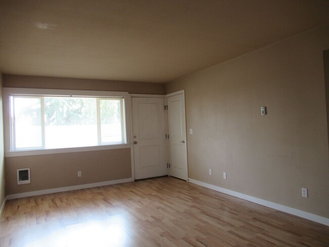 Building Photo - APPROVED APPLICANT- Ground floor Condo at ...