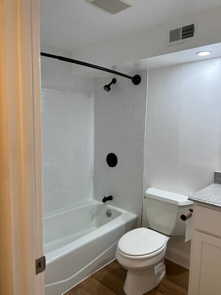 Shower/Tub - 1735 1/2 T St NW