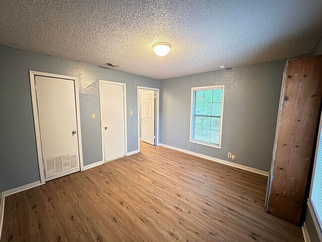 Building Photo - 1602-1604 N Park St