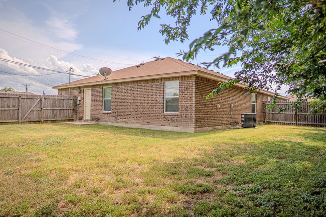 Building Photo - PRICE IMPROVEMENT!!! NOW ONLY $1,350!!!!
