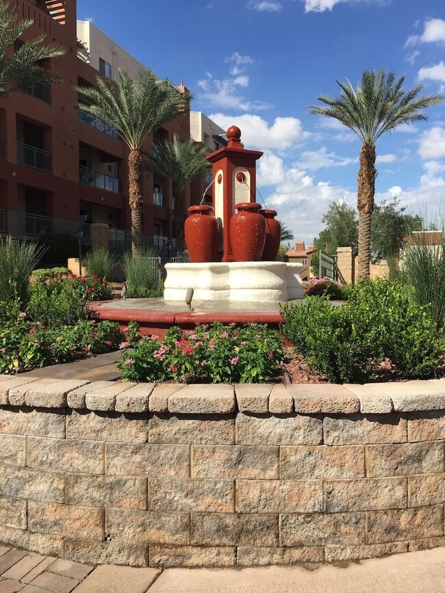 Building Photo - Amazing unfurnished 2 bedroom condo at Par...
