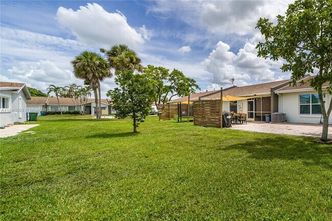 Building Photo - 5400 Lakewood Cir S