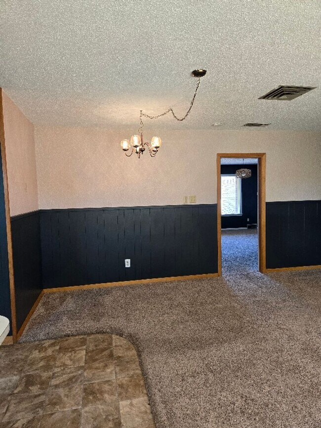 Building Photo - 1324 Stratford Ln