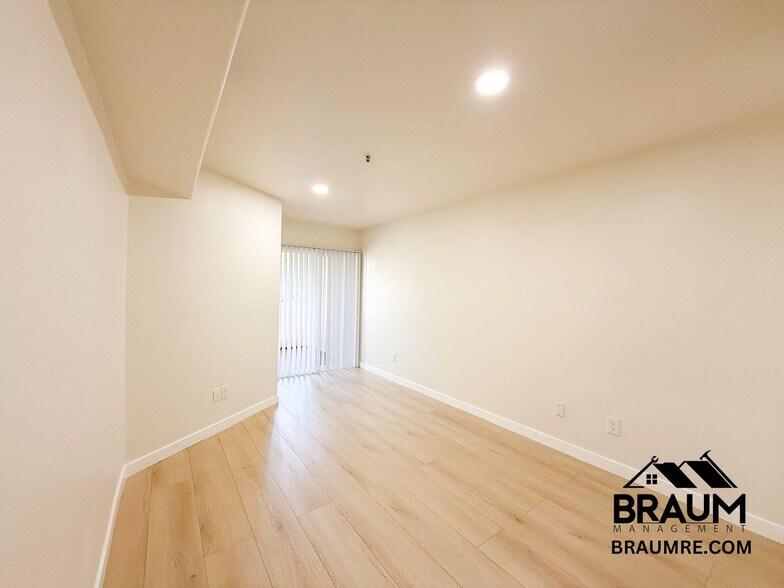 Building Photo - 7323 Winnetka Ave