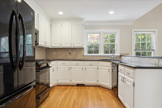 Building Photo - Kingsmill Gem