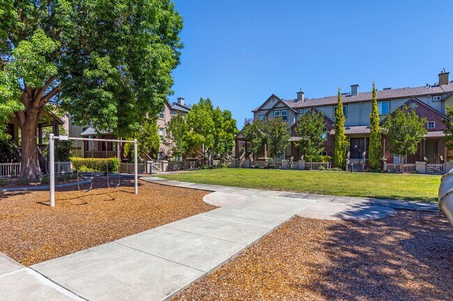 Building Photo - Available now, Townhouse in MV! $5,500
