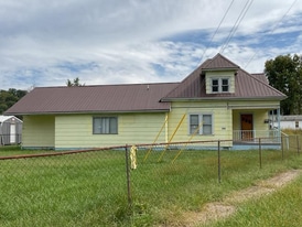 Building Photo - 552 Main St