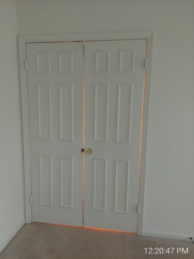 Building Photo - Spacious And Sun-Filled 3 Bedroom 2.5 Bath...