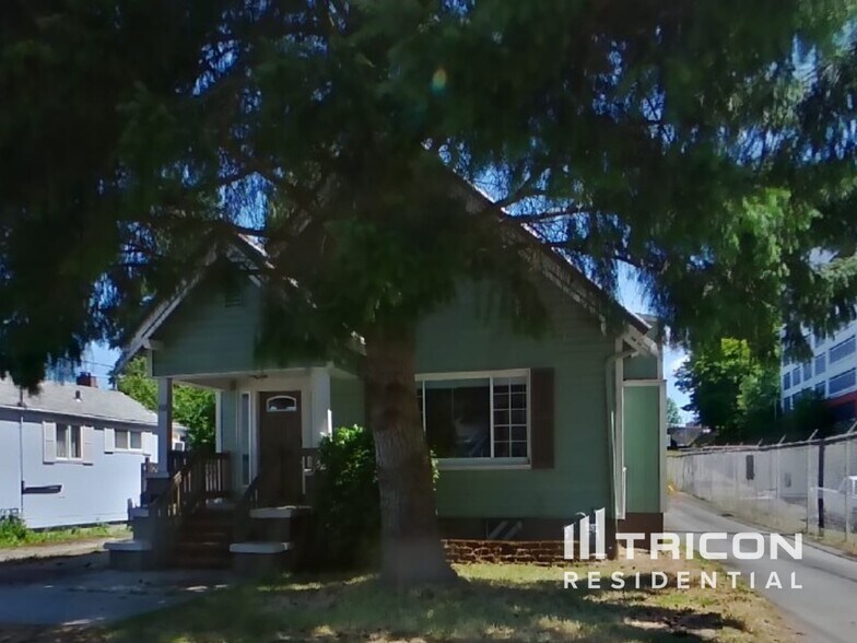 Primary Photo - 102 Hewitt Ave