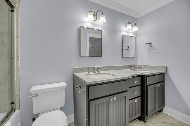 Building Photo - Centrally Located and Beautifully Renovate...