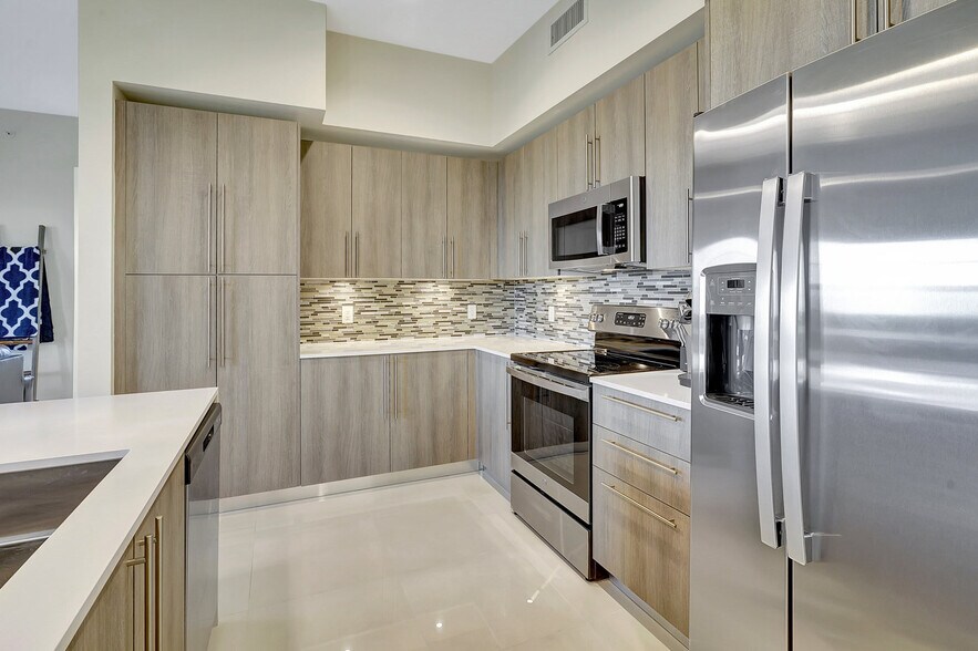 Building Photo - 15901 ROYAL POINTE Ln