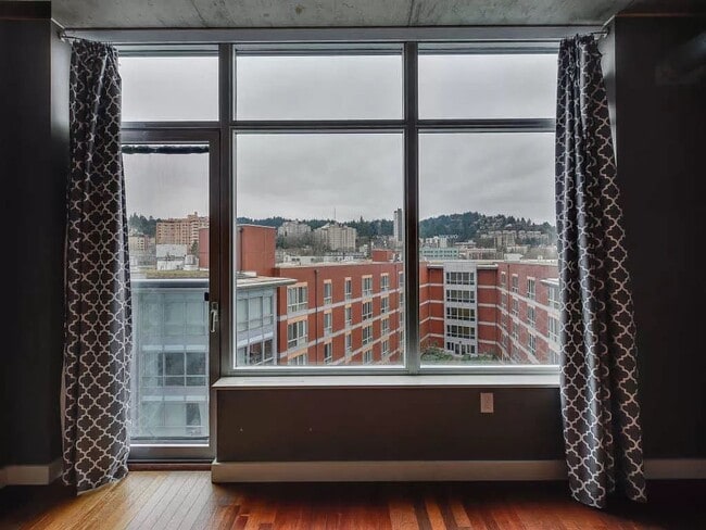 Building Photo - Charming 1 bedroom  1 bath Condo in Portland's Downtown Goose Hollow Neighborhood, with Utilities...