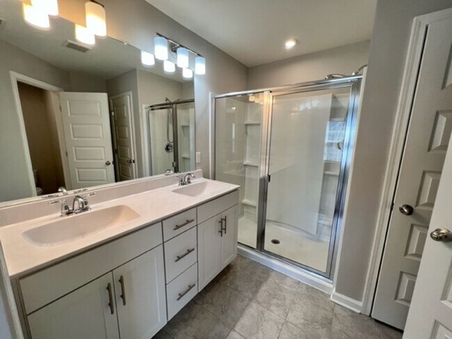 Building Photo - 3 Bed 2.5 Bath Townhome, Minutes from I-24 & The Avenue!