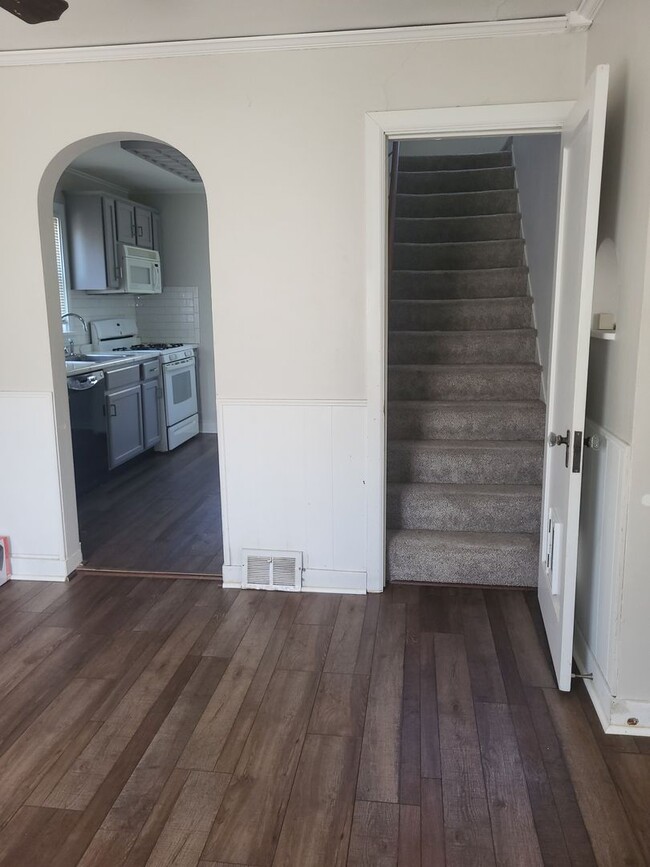 Building Photo - Three bedroom two bath located in North Hills!