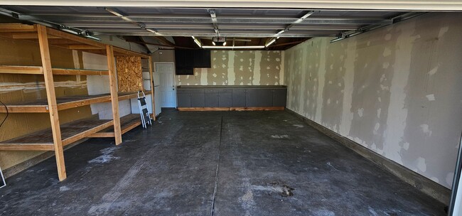 Building Photo - 3 bed 1 bath 2 Car garage- Desert Springs ...