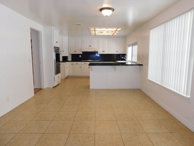 Building Photo - Spacious 4 bedroom 2.5 bath two soty house...