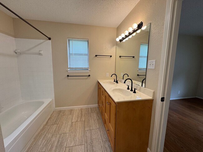 Building Photo - 4-Bedroom House for Rent in Killeen