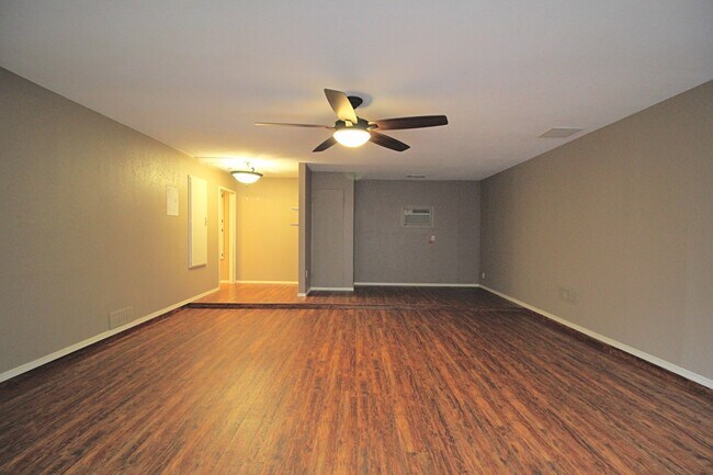 Building Photo - 3 BD 2 BA AVAILABLE JUNE!! NEAR LOOKOUT RD