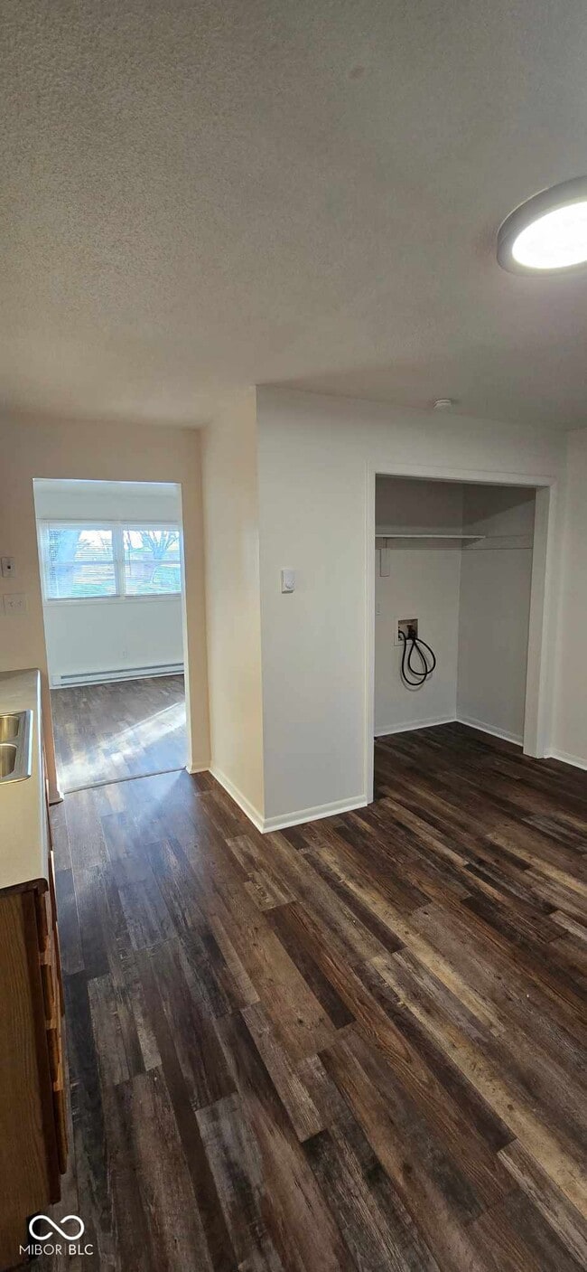 Building Photo - 570 US-52