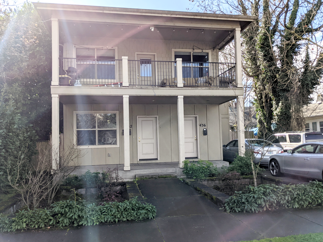 Building Photo - Spacious West Campus 4 bed,2 bath downstai...