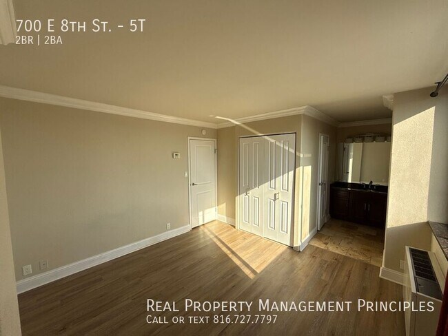 Building Photo - 700 E 8th St