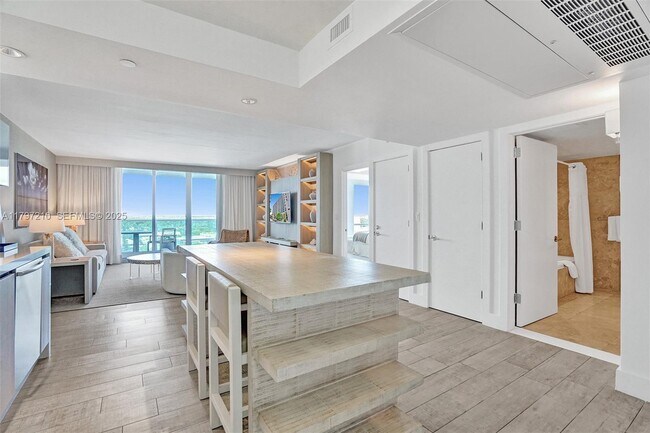 Building Photo - 102 NE 24th St