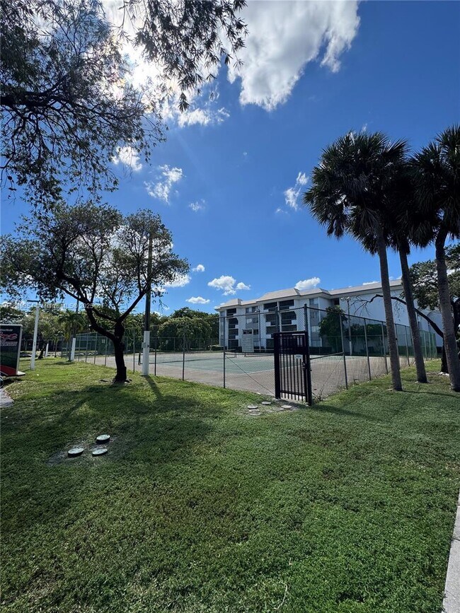 Building Photo - 711 N Pine Island Rd