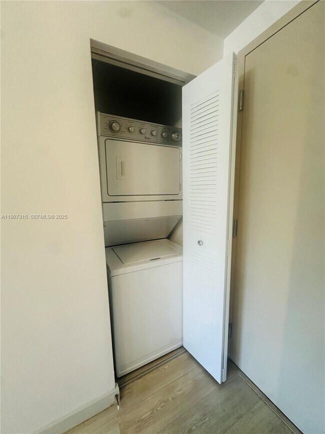 Building Photo - 817 SE 2nd Ave