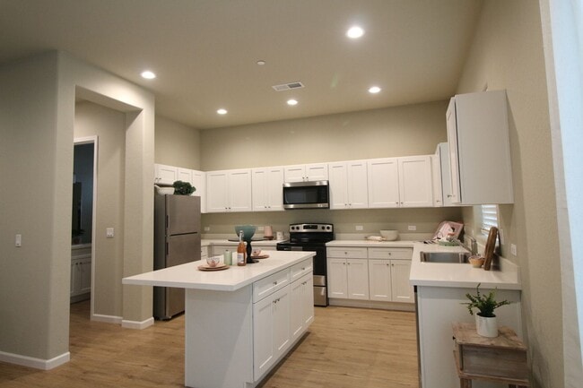 Building Photo - 6008 E Sussex Way