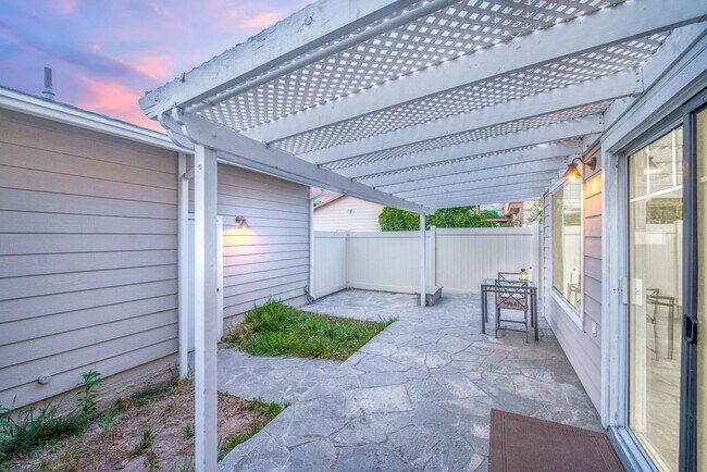 Building Photo - Beautiful Townhouse in the desirable Anaheim Packing District!