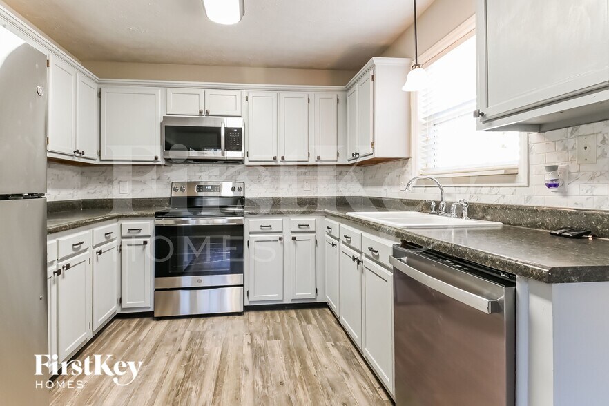 Building Photo - 1347 Brompton Ln