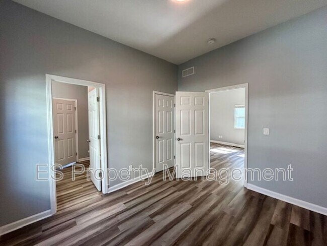 Building Photo - 838 N Temple Ave