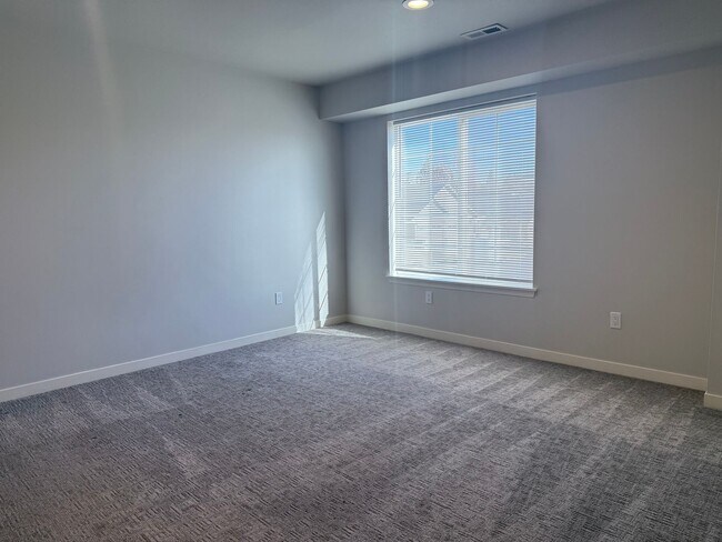 Building Photo - Stunning 4 Bedroom West Valley Townhome