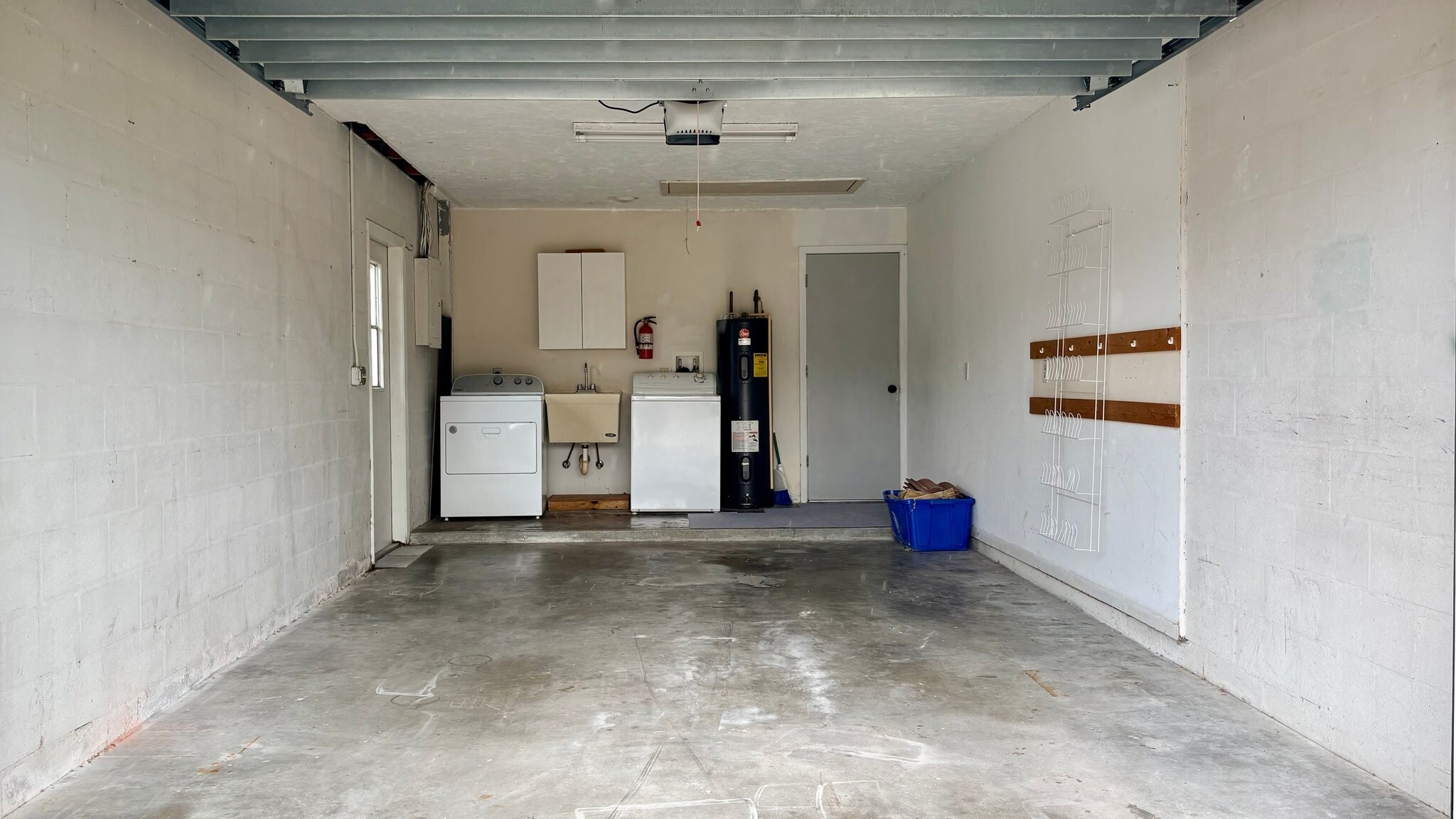 Building Photo - 5001 Vivienda Way