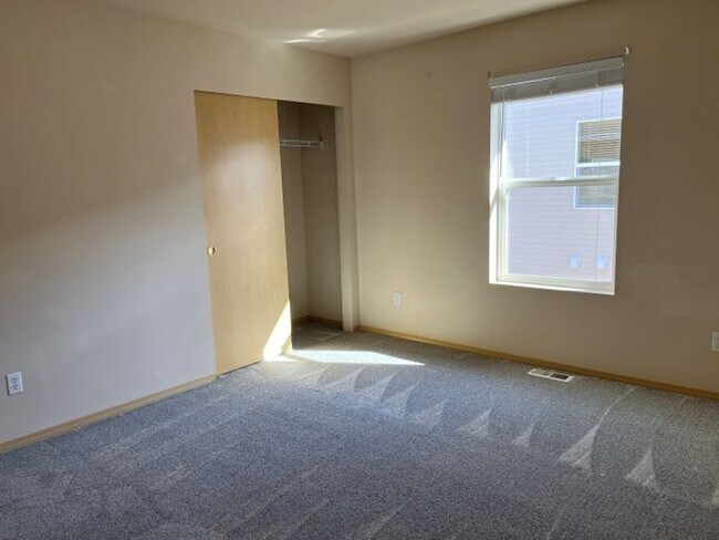 Building Photo - Spacious 3-Bedroom Home for Rent in Desirable DuPont