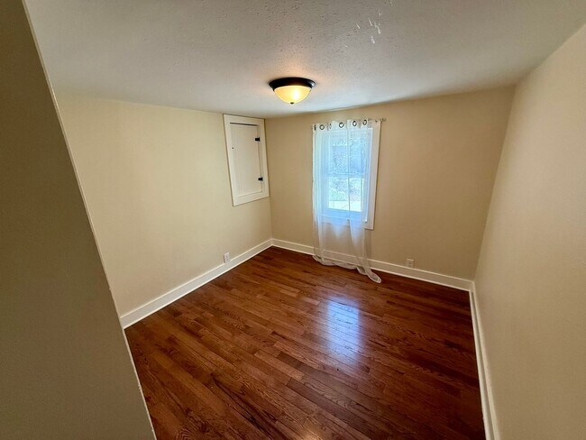 Building Photo - Downtown Charmer with Many Updates