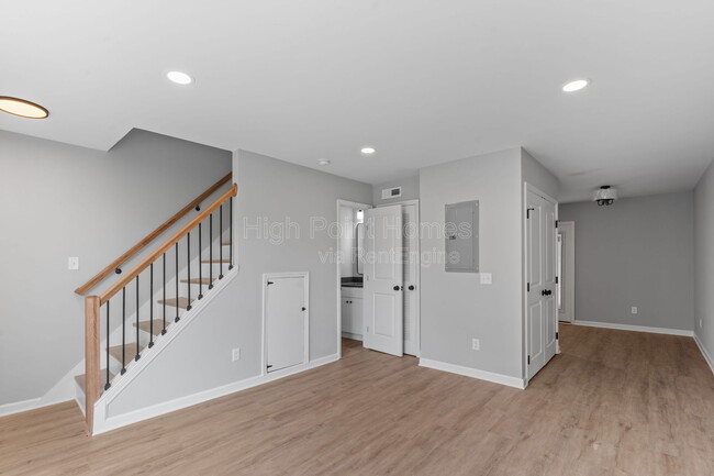 Building Photo - 400 Gallery Ln