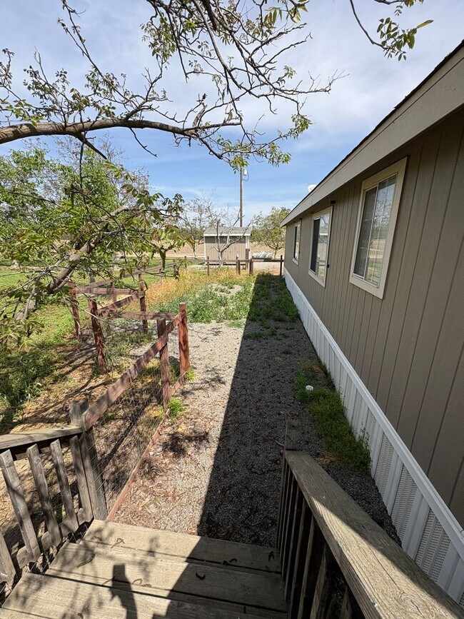 Building Photo - Country home! Private showing only!