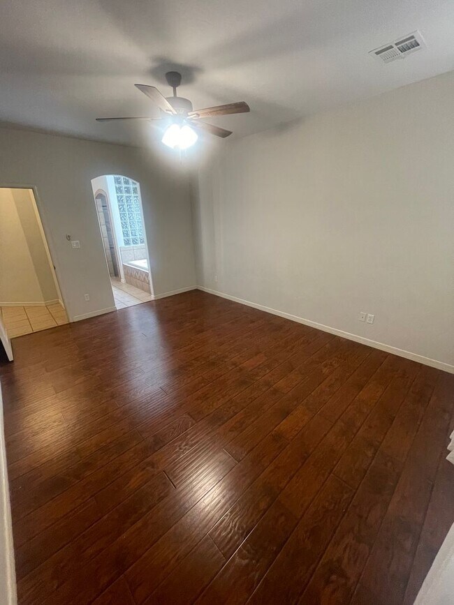 Building Photo - Gorgeous 4 bedroom/3 bathroom home located...