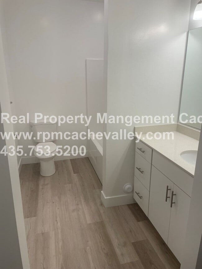 Building Photo - 472 W 40 S