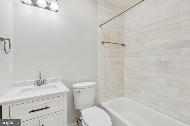 Building Photo - 625 Gresham Pl NW
