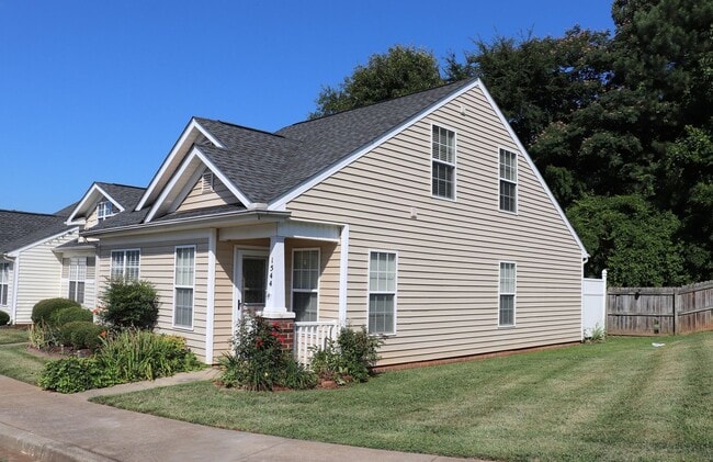 Building Photo - Light and Bright End unit 3 bdrm 2 bath to...