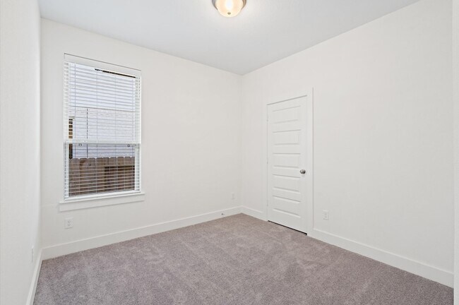 Building Photo - 325 Mallorn Ln