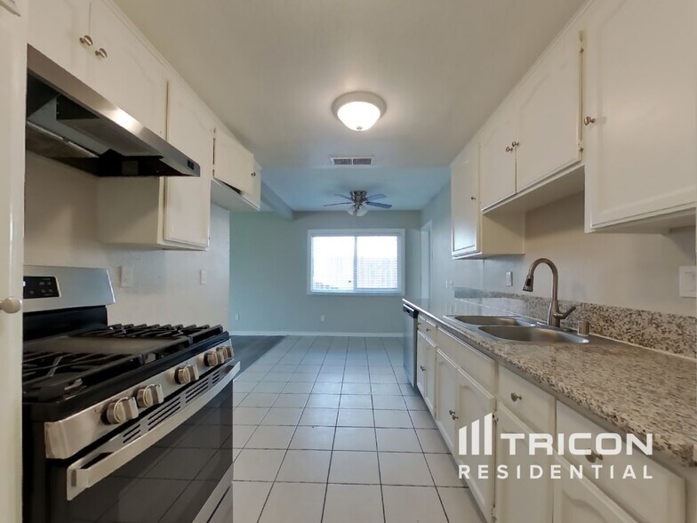 Building Photo - 25030 Gentian Ave