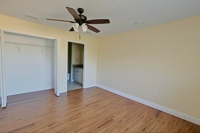 Building Photo - 2168 Paloma St